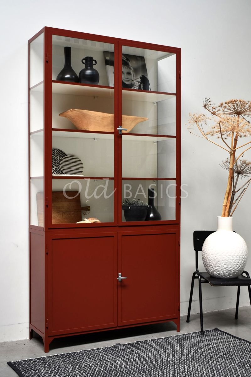 Detail van Apothekerskast Demi, 2 deuren, RAL3009, rood, materiaal staal